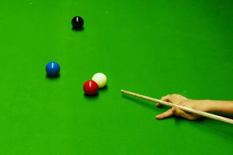 Snooker table and balls with player hitting view from above Foto stock