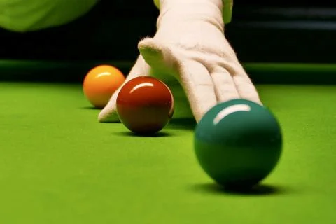 Snooker table and balls with referee arranging the balls Foto stock