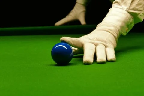 Snooker table and balls with referee arranging the balls Foto stock