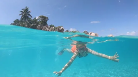 Snorkel Seychelles split view Stock-Footage 109187583