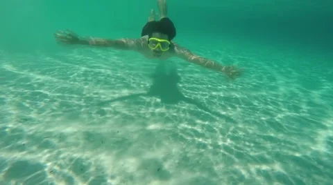 Snorkeling in Hellfire Bay in Cape Le Grand Nationalpark Stock Footage 60046188