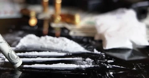 Snorting a line of cocaine with a rolled dollar bill, slow motion Stock Footage 318492672