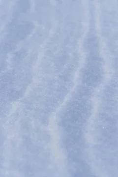 Snow after wind forms white canvas swirling patterns. Light, sparkling, wit.. Foto stock
