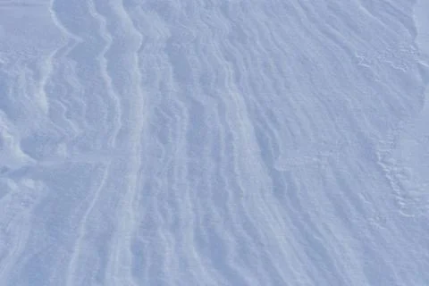 Snow after wind forms white canvas swirling patterns. Light, sparkling, wit.. Foto stock