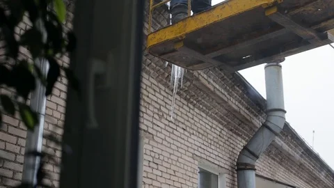 Snow and icicles removing Vídeos de archivo 72126997