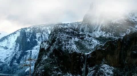 Snow and Snow Clouds Over Yosemite Mountains Vídeo Stock 8972347