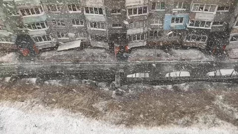 Snow on the background of a multi-storey building. 库存影片 126635827