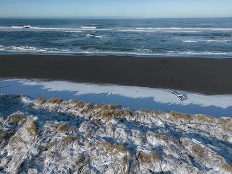 Snow on the beach grass Foto stock
