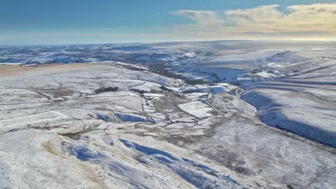Snow blankets rolling hills under clear blue sky Vídeos de archivo 347263299