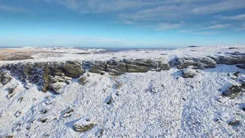 Snow blankets rugged cliffs under clear blue sky Stock-Footage 347273404