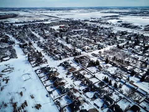 Snow blankets streets between evenly spaced houses Fotos Stock