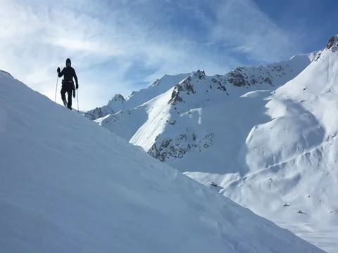 Snow blizzard in the mountains Video stock 70372799