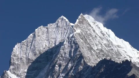 Snow Blowing off Himalayan Peak Видео 87048381