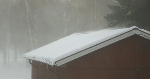 Snow Blows Over Rooftop During Snow Storm Видео 86625616