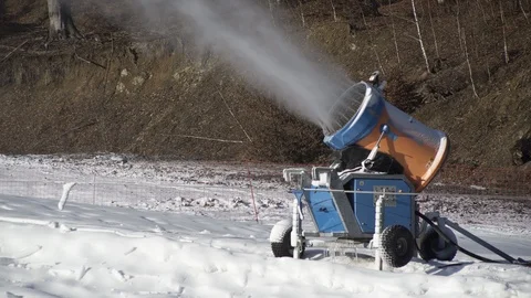 The snow cannon makes artificial snow on the slope of the mountain ski resort Vídeos de archivo 97797265