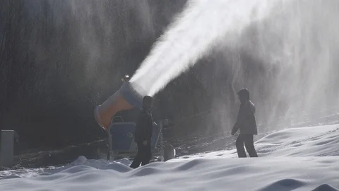 The snow cannon makes artificial snow on the slope of the mountain ski resort Vídeo Stock 97797330