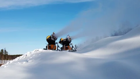 Snow cannons spraying artificial snow Vidéo 125606961