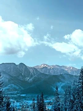 Snow-capped alpine valley under blue sky Fotos de archivo