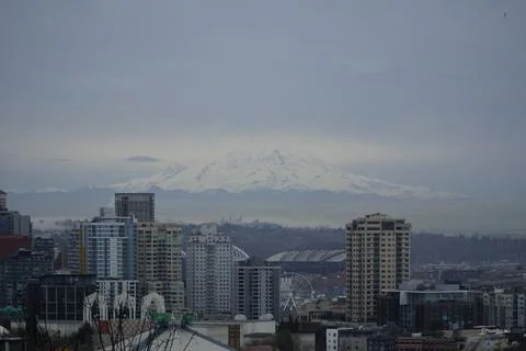 Snow-capped Mount Rainier towering behind the Seattle skyline in Washington Stock Photos
