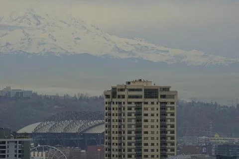 Snow-capped Mount Rainier towering behind the Seattle skyline in Washington Stock Photos