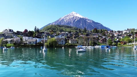 Snow-capped mountain on clear blue sky at Lake Thun n cruise ship or ferry boat 库存影片 330287132