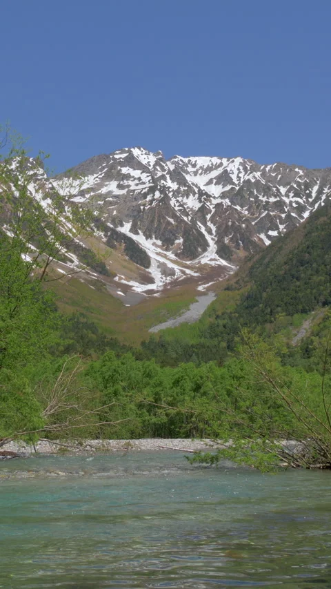 Snow Capped Mountain Over Clear River Vertical Video 库存影片 346002215