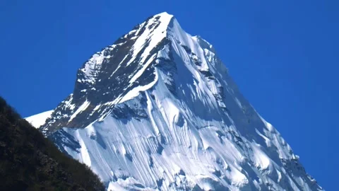 Snow Capped Mountain Peak Zoom up. Majestic Himalayan Summit. 스톡 동영상 325763550