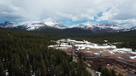 Snow-capped mountain peaks of Mount Dana and Mount Gibbs at Yosemite, California Stock-Footage 136061361