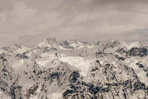 Snow-capped mountain peaks in spring. North Caucasus Foto stock