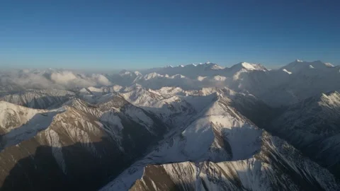 Snow-capped mountain range panorama with gradual camera zoom in Vídeos de archivo 320396726