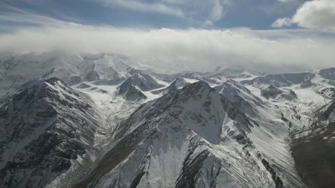 Snow-capped mountain range panorama with dynamic aerial camera movement 库存影片 323296504