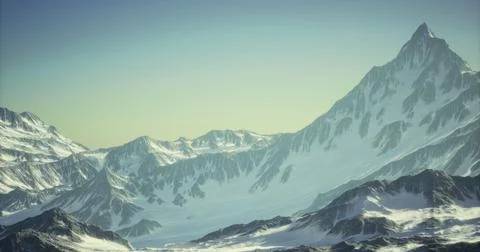 Snow capped mountain range under clear sky at sunrise in a serene landscape Ilustração Stock