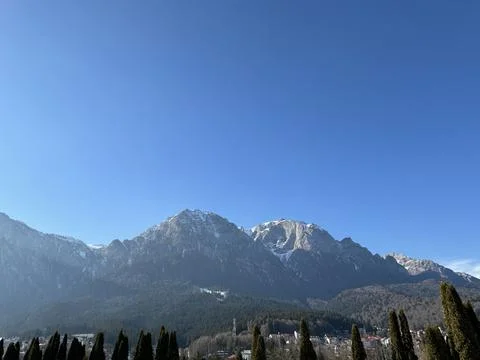 Snow-Capped Mountain Range Under Clear Blue Sky Stock-Fotos