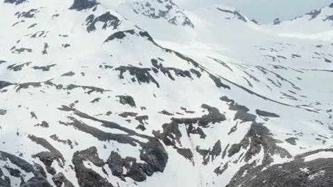 Snow capped mountain summit and cloudscape Vidéo 136596148