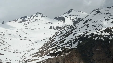 Snow capped mountain summit and cloudscape Vidéo 136596215