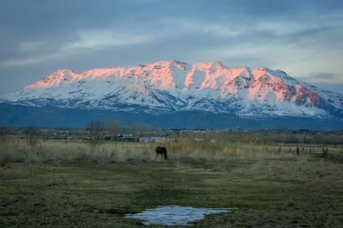 Snow capped Mountain at Sunset Foto stock