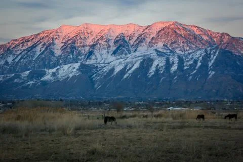 Snow capped Mountain at Sunset Foto stock