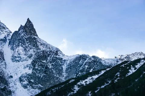 Snow-capped mountains in the Alps. Clouds flying near the tops of the mountai Foto stock