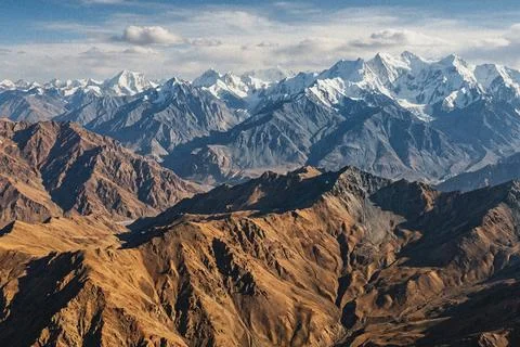 Snow capped mountains and rugged landscape. Stock-Illustration