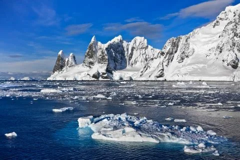 Snow-capped mountains in Antarctica Stockfoto's