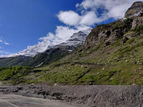 Snow-capped mountains in the background as seen while travelling from Manali Stock-Fotos