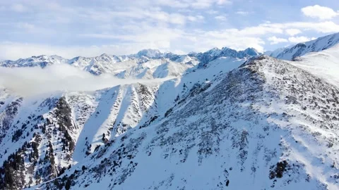 Snow-capped mountains in winter. Good weather in the mountains Vidéo 168903795