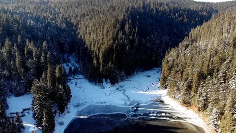 Snow-capped mountains in the winter on the lake bluevyr carpathians Видео 105809149