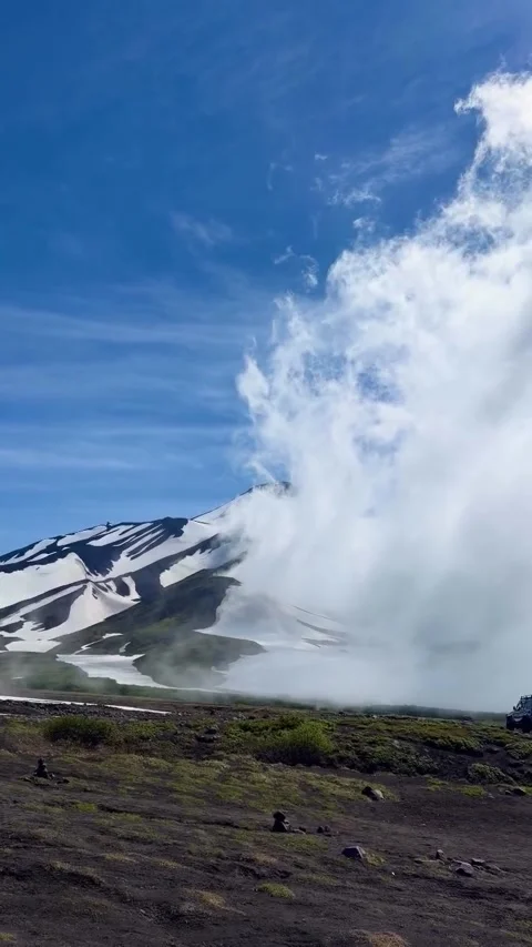 Snow-Capped Volcano with Steam and Clouds Vidéo 341133229