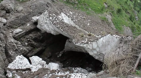 Snow cave on mountain Vidéo 29151862