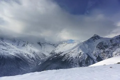 Snow cloud covered the top of the main Caucasian ridge near the resort ski vi Foto stock
