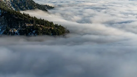 Snow Covered Alpine Mountain Forest Sea Of Clouds Time Lapse in California USA Vídeos de archivo 108999814