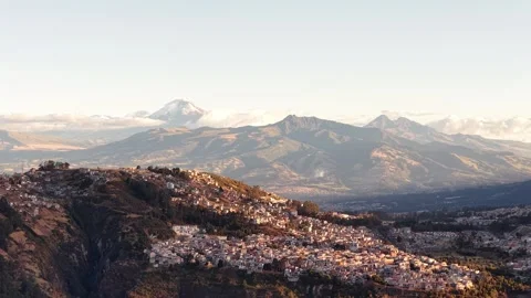 Snow Covered Andean Peak Beyond Quito Neighborhoods Vidéo 345455198