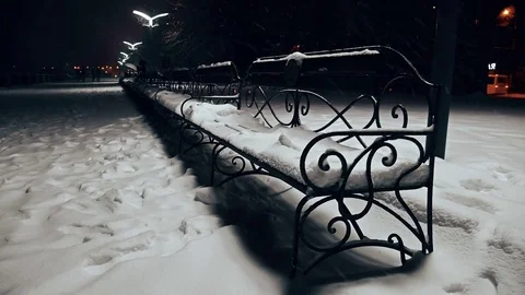 Snow-covered bench 库存影片 73330632