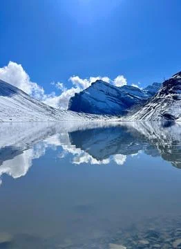 Snow Covered Daubensee with Mountain Reflection Near Gemmi Pass, Switzerland Foto stock